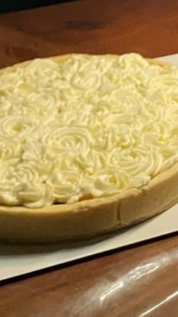 Tarta banoffee cubierta de crema chantilly